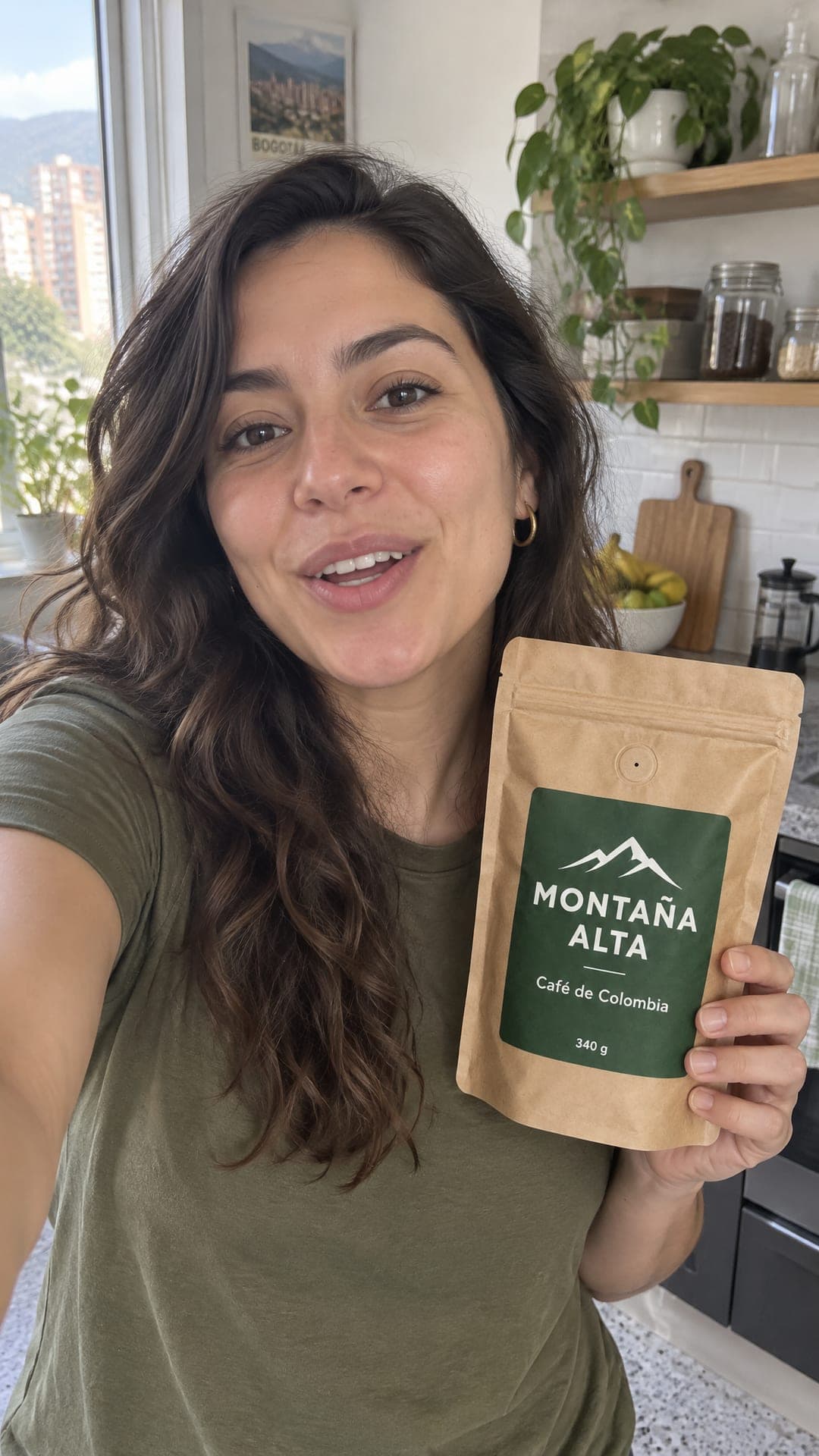 Mujer colombiana en su cocina mostrando la bolsa de café Montaña Alta a la cámara, estilo video selfie